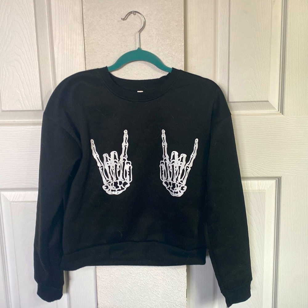 Black crop sweatshirt